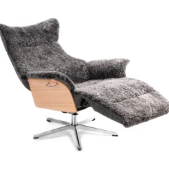 Air fåtölj med fotstöd – fårskinn charcoal/ ek