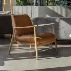 Aska loungefåtölj – läder dakar nature/ ek