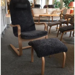 Carat fåtölj inkl. pall – fårskinn charcoal/ ek