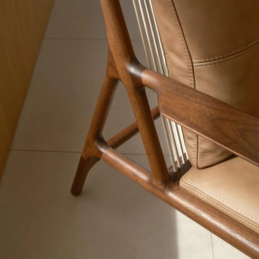 Dedo Easy Chair – läder dakar stone /valnöt