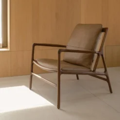 Dedo Easy Chair – läder dakar stone /valnöt