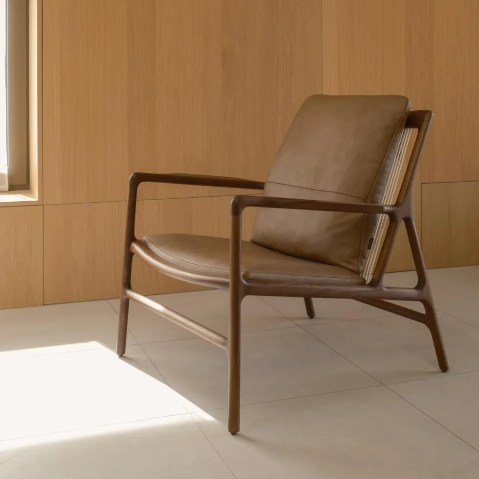 Dedo Easy Chair – läder dakar stone /valnöt