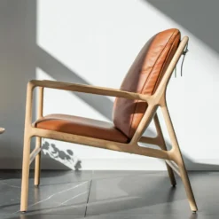 Dedo Easy Chair – läder dakar whisky/ vitoljad ek