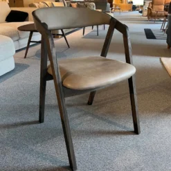 Elly karmstol – ek charcoal/ läder antigo taupe