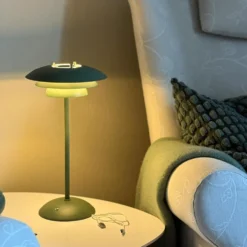 Epsilon recharge bordslampa grön