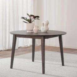 Filippa runt matbord brunbets