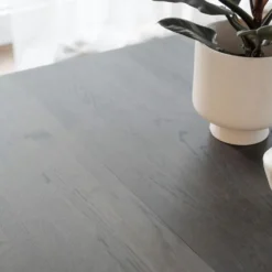 Filippa runt matbord brunbets