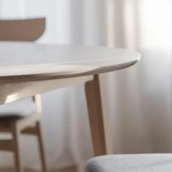 Filippa runt matbord vitpigmenterad