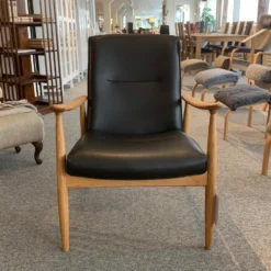 Legend fåtölj – läder grand svart/ oljad ek