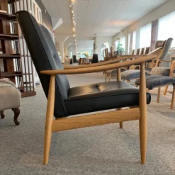 Legend fåtölj – läder grand svart/ oljad ek