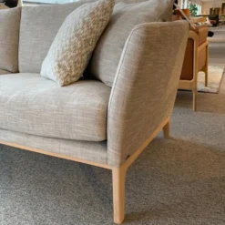 Lola soffa – tyg Line ljusgrå