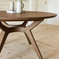Saks stol Amelia runt matbord
