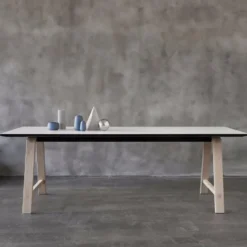 T1 matbord 220cm vitpigmenterad ek /vitt laminat